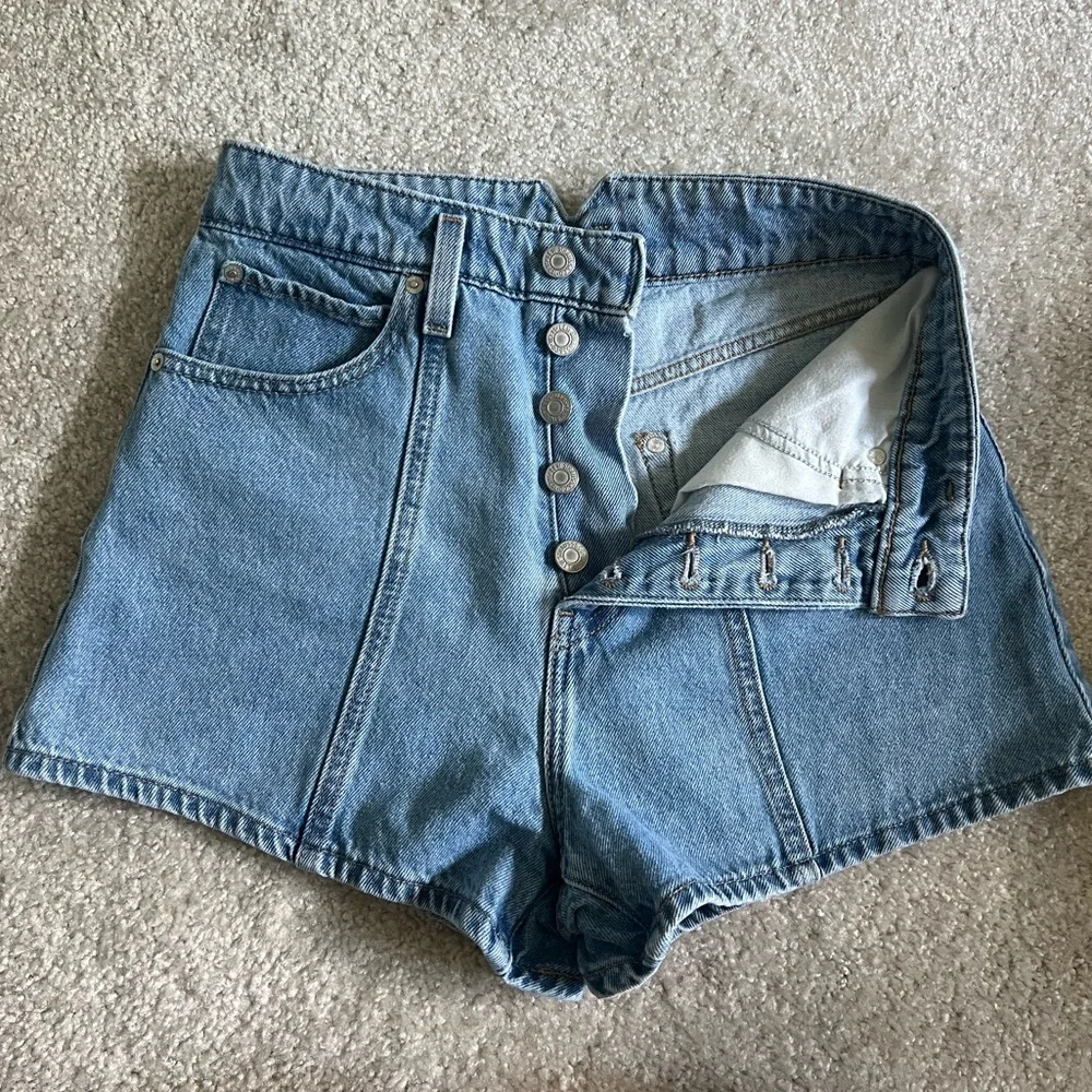 Levi’s High Waisted Mom Denim Shorts - Picture 6 of 12
